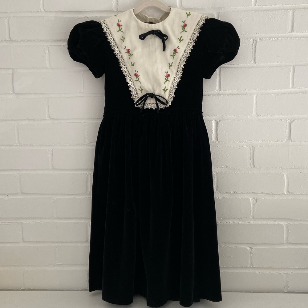 Girls Size 8-10 Black Velvet Classic Old Style Dress With Embroidered Collar Bib